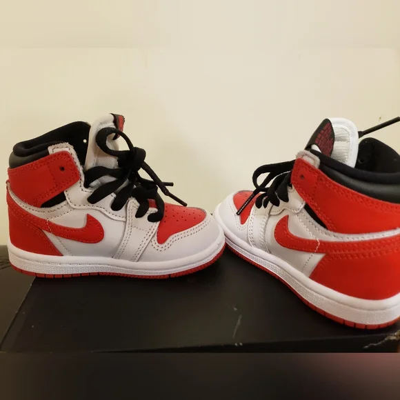 Nike Toddler Sneakers - Picture 3 of 4